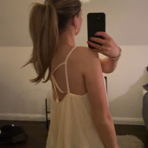 Tunn sommar topp - Säljer min nyinköpta sommartopp, köpt i somras och aldrig använd, luftigt material i beige passar jättefint ett en bränna köpt för 300 på Kappahl🌟