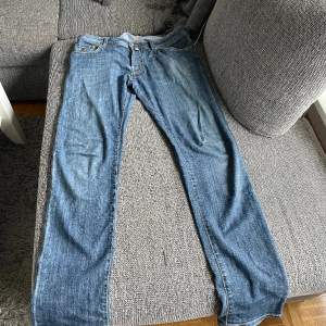 Schyssta cohen jeans från nk Göteborg. Riktigt bekväma och stilrena. Enkla att matcha, nypris 4000, säljer här för 1100kr. Pris kan diskuteras. Storlek 32-33