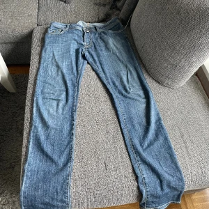 Jacob cohën - Schyssta cohen jeans från nk Göteborg. Riktigt bekväma och stilrena. Enkla att matcha, nypris 4000, säljer här för 1100kr. Pris kan diskuteras. Storlek 32-33