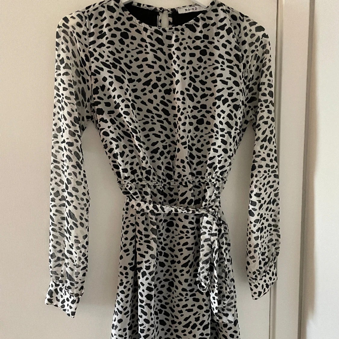 Prickig klänning från NAKD - 90