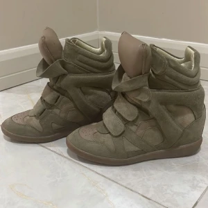 Isabel Marant sneakers - Säljer mina älskade Isabel Marant pga att jag ska flytta till ett annat land & rensar bort.  JÄTTEFINT skick utanpå och inga som helst fläckar eller defekter. Däremot ser man tydlig användning innanför. Har rengjort innanför & borstat utanpå.