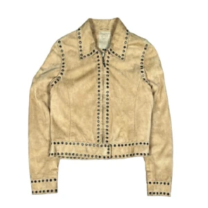 Mockajacka med nitar dam - En croppad mockajacka med nitar. Står storlek L på etiketten men sitter nog mer som en M dam . Bra skick men en del tecken på användning. Bilderna är från annonsen jag köpte den från på vinted. 