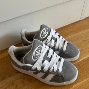 adidas campus 00s  - Säljer mina adidas skor då jag köpte en alldeles för liten storlek, använt Max 3 gånger. Dom är i storlek 36 och en halv 