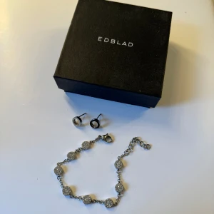 EDBLAD SMYCKEN - PAKETPRIS 300kr 🩶 Ask medföljer.  ”Thassos” armband silver. Säljs inte längre på Edblads hemsida, nypris andra sidor från 499kr. Använt men i fint skick. Köp separat 300kr   ”Monaco studs mini steel” örhängen. Nypris 299kr. Köp separat 200kr. 