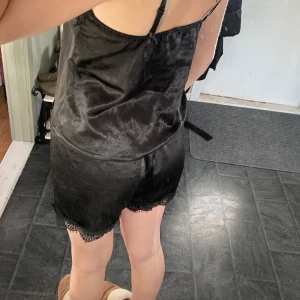 Pyjamas  - Satin pyjamas som är helt ny och oanvänd. Säljer då jag inte får det till användning💕