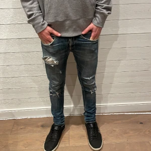 Dondup jeans  - Dondup jeans i modellen George, ok skick. De är i storleken 31. Har ett hål man ser igenom. Nypris 3299kr, vårt pris endast 899kr