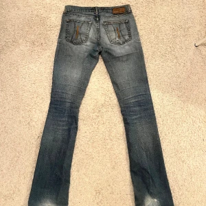 Fornarina jeans - Så snygga fornarina jeans. Slitningar längst ner och en vid fickan. Väldigt sällsynta och skriv vid frågor💓
