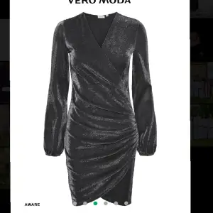 Jättefin glittrig klänning från Vera Moda. Kom tyvärr inte till användning på nyår! Storlek L och sitter som en smäck! Ej använd och prislapp finns kvar! Köpt för 499kr säljer för 300 kr. Skriv om du är intresserad😉
