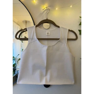 Binder Trans - Säljer denna superfina vita binder från Spectrum Outfitters, pga fel storlek. Helt oanvänd och väldigt bra skick✨ sätter högt pris då den kostade väldigt mycket inkl. Frakt och enbart testats. skriv om du har frågor :)