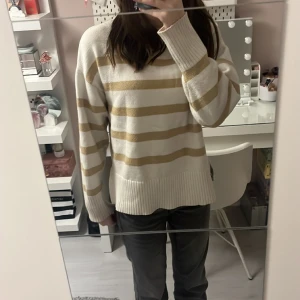 Randig tröja - En vit beige randig tröja, köpt från Ullared/stories. Kontakta för fler bilder🤍