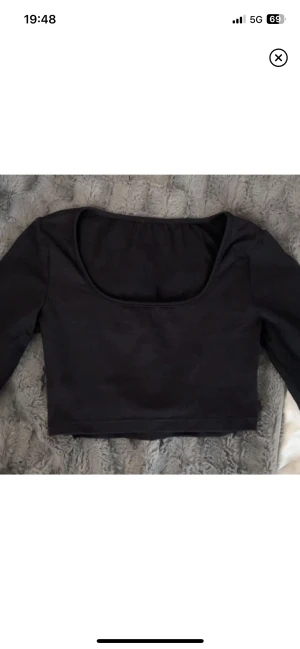 Tröja - Svart ribbad långärmad tröja, aldrig använd. Storlek S. Skriv privat för fler bilder. Pris kan diskuteras!