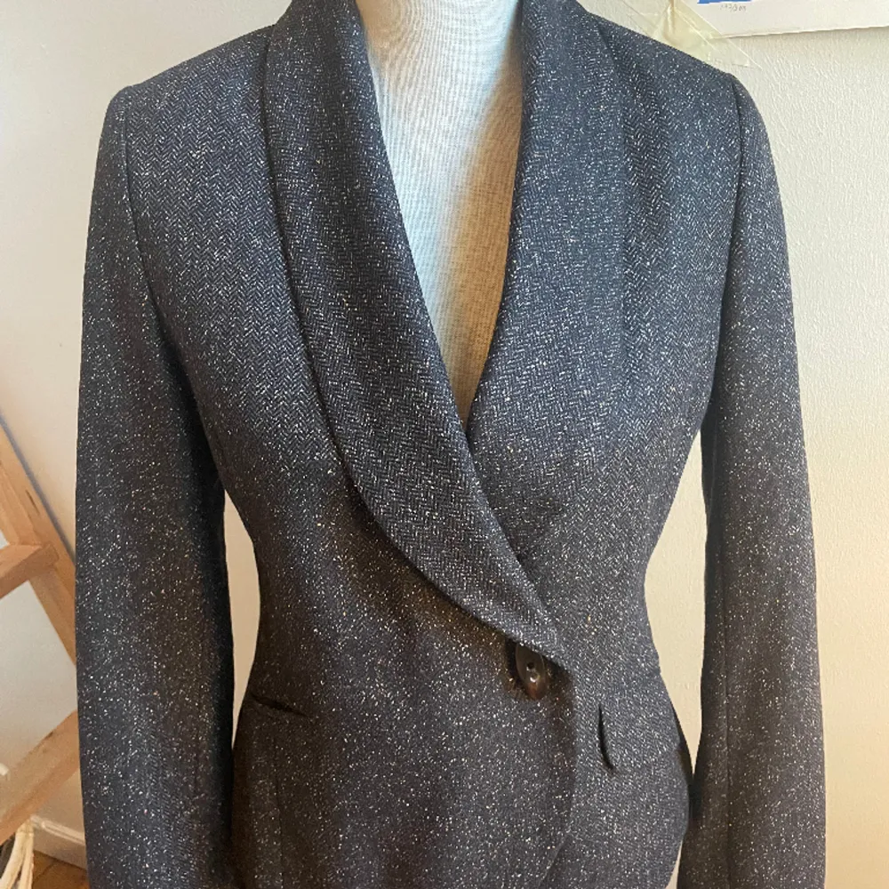 Mörkbrun mönstrad kavaj med figur (små prickar) i textilen. Väldigt bra skick. . Puvut & Bleiserit.