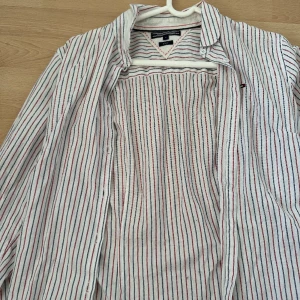Tommy hilfiger skjorta - En Tommy hilfiger skjorta köpt på NK använd 2 gånger är i fint skick