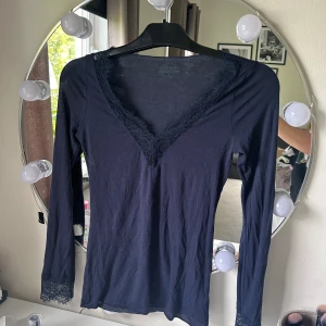 Spets intimissimi tröja  - Säljer nu min blåa spets intimisering tröja! Superfint skick och inte använd så många gånger. Nypris 500kr Pris kan diskuteras ❤️
