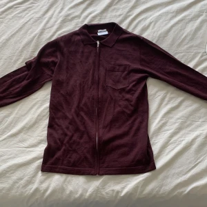 Vinröd fullzip - Tja, säljer min feta vindröda fullzip i merino ull som tycker jag växt ur. Storlek M och inga defekter. Skriv i en vid fler frågor 🙌