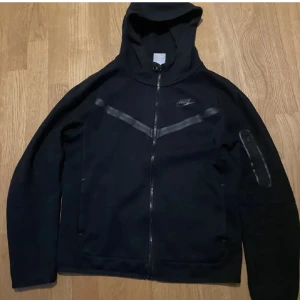 Nike tech svart  - Svart Nike tech, storleken Large, aldrig använd, helt ny. Äkta såklart 