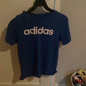 Blå adidas tröja - Fin blå adidas t-shirt