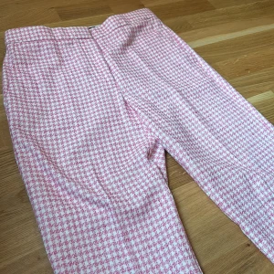 Rosarutiga kostymbyxor  - Kvalitetsbyxor i bomull och hampa från Ann Taylor storlek 2. Motsvarande small.  Kostymbyxor. Snyggt med vit t-shirt och vita gympaskor t.ex.