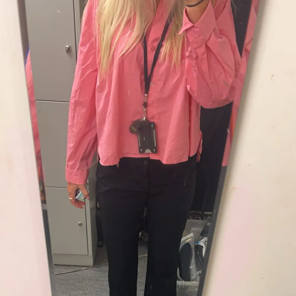 Säljer denna rosa skjorta som är i nyskick🥰. Skjortor.