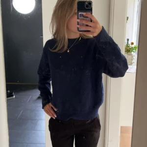 stickad tröja  - mörkblå stickad tröja från young gina.  strl 146-152 men passar mig som brukar ha 158-164
