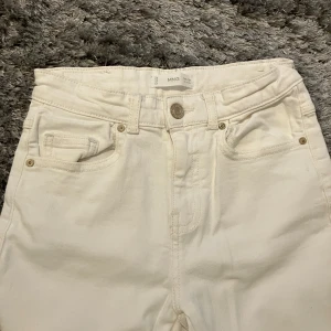 Vita MNG jeans bootcut storlek 146  - Vita MNG bootcut jeans storlek 146 i mycket bra skick.