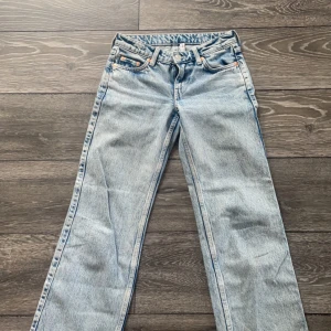 Low arrow jeans - Low waist jeans från weekday 🌟 Säljer för 200kr🌟 