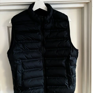 Väst - Väst ifrån Zara Helt ny och oanvänd då den är för liten för mig. Passar storlek S-M