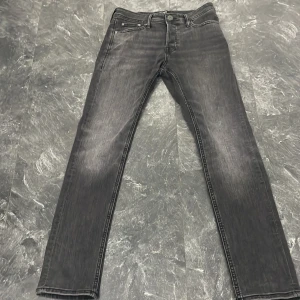 Mörk gråa jeans  - Hej säljer mina mörk gråa jeans eftersom det är väldigt små på mig. Jeansen är i ny skick eftersom är använda 2,3 gånger. Om du har frågor eller vill ha mer bilder är det bara att fråga 