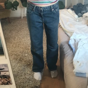 Low arrow jeans - Ett par jättesnygga low arrow jeans från weekday💗 är i marinblå färg och i bra skick men säljer då de är för stora för mig.  Är 165cm lång 