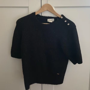 Glittrig topp🌟 - Säljer denna superfina stickade tröja från Lindex!💓 Köpt för några år sedan men sparsamt använd, inga defekter😊 Storlek XS, men den passar även på mig som brukar ha S/M!  