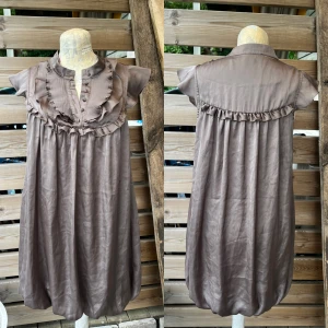 Super söt klänning från Vila - Så söt klänning med vackra detaljer i kanon skick! Jätte fin passform, resår nedtill så det blir lite ”ballong” känsla. Vackra detaljer. Glänsande tyg. Använd ngr då gånger, super fint skick! Märkt stl S, men passar även stl M