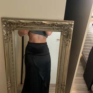 satin kjol missguided - aldrig använt, väldigt bra skick  Missguided kjol i satin; storlek 36