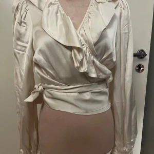 Omlottblus från & Other stories - Jättefin omlottblus från & Other stories, aldrig använd. Strl 44