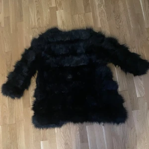 Tjock päls jacka i svart. - Använt ett par gånger.  Bra skick.