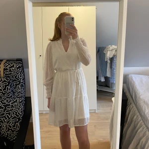 Vit klänning från vero moda - Säljer denna söta klänningen från vero moda i storlek s. Klänningen är helt oanvänd så skicket är som nytt. Köparen står för frakt💕