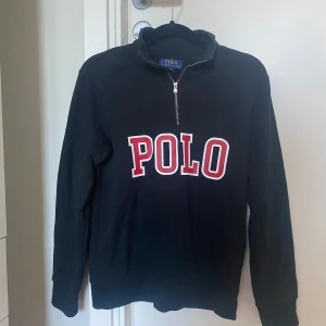 Ralph lauren halfzip  - Säljer en sjukt snygg och eftertraktad Ralph lauren halfzip i storlek M (10-12 år). Tröjan har inga tecken på användning och därför skick 10/10. Nypriset låg på 1599:- Mitt pris är 599:- Hör av dig om du vill ha fler bilder eller undrar något!