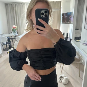 Topp - Topp från Boohoo. Storlek XS🖤dragkedja i bak så de är lätt att få på sig den