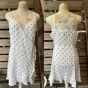 Söt omlottklänning aldrig använd - Aldrig använt men har legat nedpackad och därav lite skrynklig. Knapp inuti i sidan samt knyt i sidan utanpå. Märkt stl 42, men ganska liten i stl (jag tycker mer M) i härlig viskos.