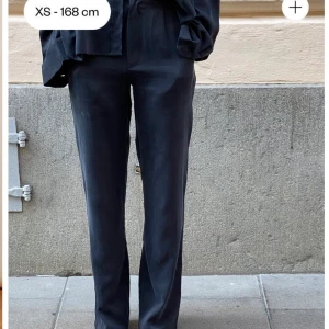 Djerf Avenue Ash on the go pants  - Ash on the go pants från Djerf Avenue, storlek XS de har blivit tvättade en gång ❤️