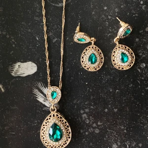 Guld och grön halsband och örhängen smyckesset - Fint skick 💓