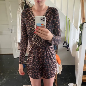 Superfin Nelly jumpsuit🌟 - Jättefin jumpsiut från Nelly som endast är använd ett fåtal gånger. Sitter jättebra med långa ärmar och korta ben, skönt material. Storleken är XS men jag som annars har S tycker den sitter super.  Tveka inte att höra av er i 💌 vid frågor!🤗💘