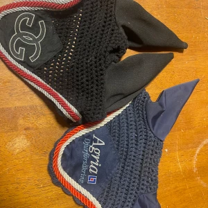 Huva - Agria är i stl ponny/ Shetland  GG är i stl cob/ponny