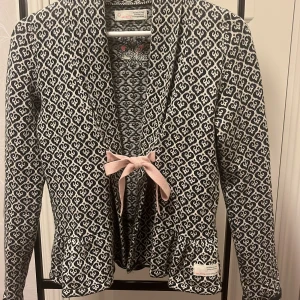 Odd-molly kofta - Svart odd-molly kofta som nästan aldrig är använd. Katt finns i hemmet. Köparen står för frakt