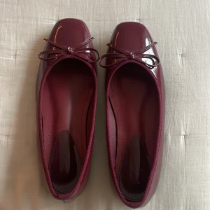 Vinröda ballerinaskor - Jättefina vinröda ballerinaskor, använda en gång!
