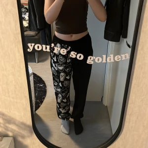 svarta mjukisbyxor - alternativa mjukisbyxor, lite weird material men man tänker inte på det🖤