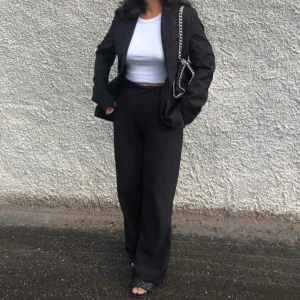 Madlady kostymbyxor  - Insydda till min längd som är 153 cm. Väl använda. Såå snygga byxor. Mina favoriter. Har aldrig hittat några kostymbyxor som passar lika bra. Obs katt finns i hemmet 