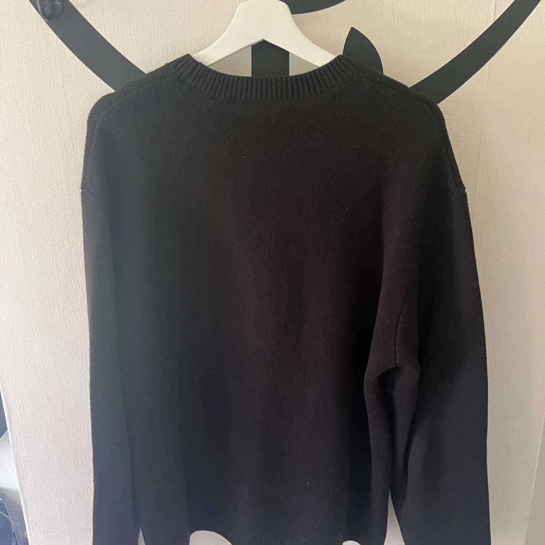Svart stickad sweatshirt - 91