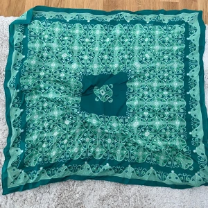 Scarf/hårsjal  - I princip oanvänd. 