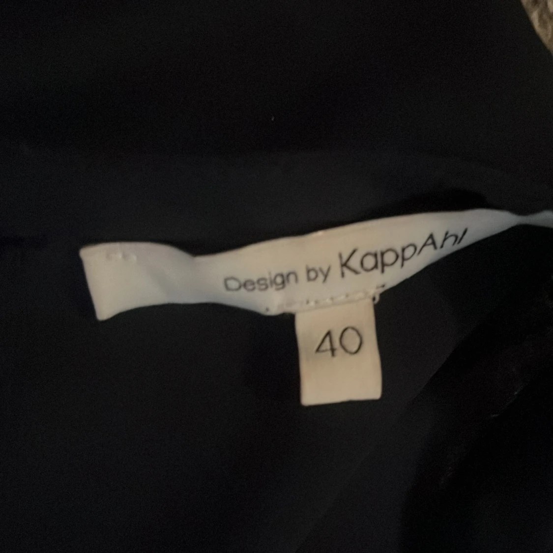 Svart blus med volanger - 92