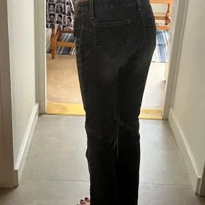 Vintage gray jeans - Vinted gråa jeans från ET BOÎTE. Väldigt bra skick. Mid-rise. Skriv gärna privat om mer frågor eller bilder.💋😋
